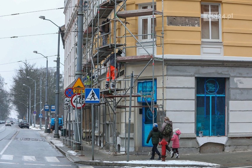 Ulica Niemierzyńska w Szczecinie. Odnowiona elewacja kamienicy z pozostawionym elementem poprzedniej. Co na mieszkańcy?