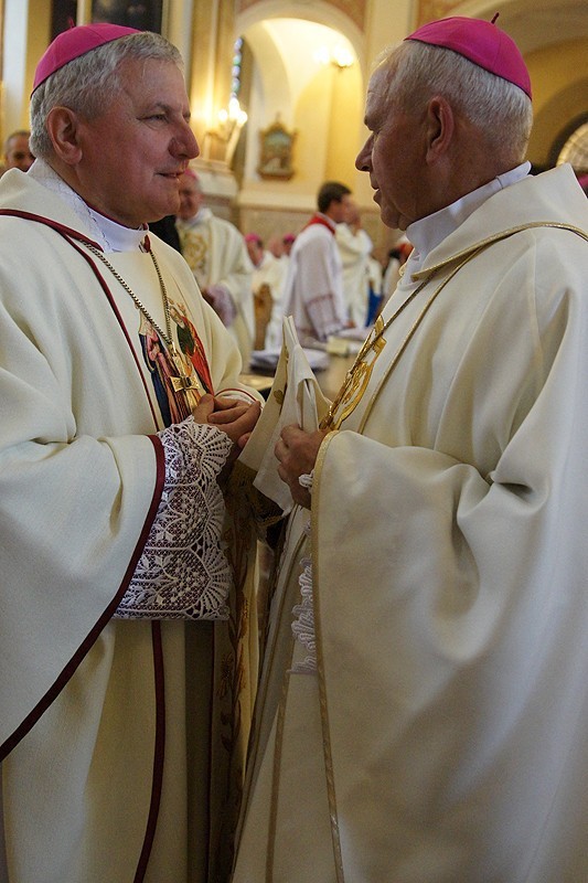 Diecezja kaliska ma nowego ordynariusza. Uroczysty ingres biskupa Edwarda Janiaka. ZDJĘCIA