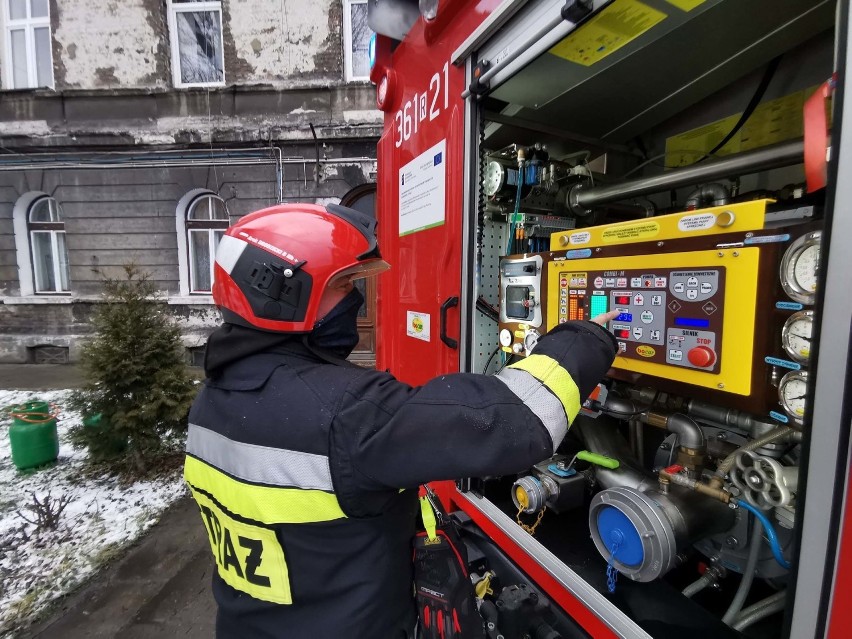 Pożar w Przemyślu. Paliło się w kamienicy przy ul. Smolki. W akcji 3 zastępy strażaków [ZDJĘCIA]