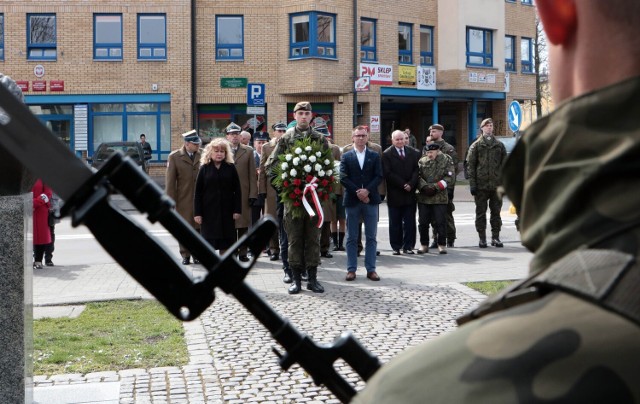 Pod grudziądzkim pomnikiem upamiętniającym ofiary zbrodni katyńskiej, dziś (13 kwietnia) w samo południe odbyły się uroczystości z ceremoniałem wojskowym. Program artystyczny przygotowali uczniowie Szkoły Podstawowej nr 5.  Udział w uroczystości wzięli parlamentarzyści, wicewojewoda, władze samorządowe i wojskowe, przedstawiciele organizacji kombatanckich oraz młodzież  szkolna.