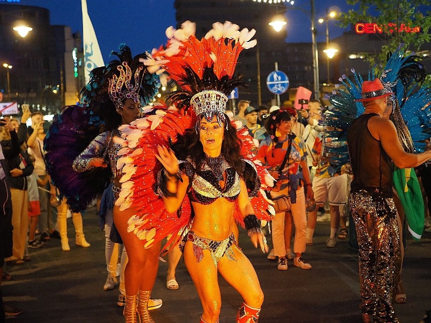 Sambodrom - kolorowa parada i piękne brazylijskie tancerki na ulicy Piotrkowskiej
