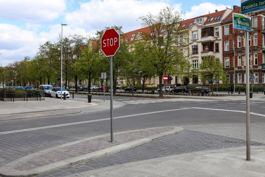 Nie ma tradycyjnych przejść dla pieszych w ciągu al. Jana Pawła II. Dlaczego?