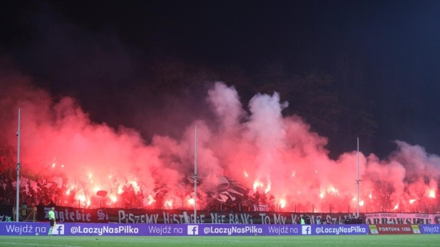 Kibice Zagłębia stworzyli na Stadionie Ludowym świetną atmosferę, ale opuszczali trybuny w kiepskich humorach

  Zobacz kolejne zdjęcia. Przesuwaj zdjęcia w prawo - naciśnij strzałkę lub przycisk NASTĘPNE