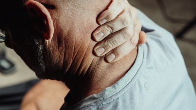 Ból kręgosłupa szyjnego odczuwany jest także w karku, a często promieniuje też do głowy, barku, łopatki czy ramion.