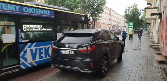 Kierowca lexusa zaparkował pojazd chodniku w obrębie przystanku MZK, zagradzając mieszkańcom drogę do autobusów.