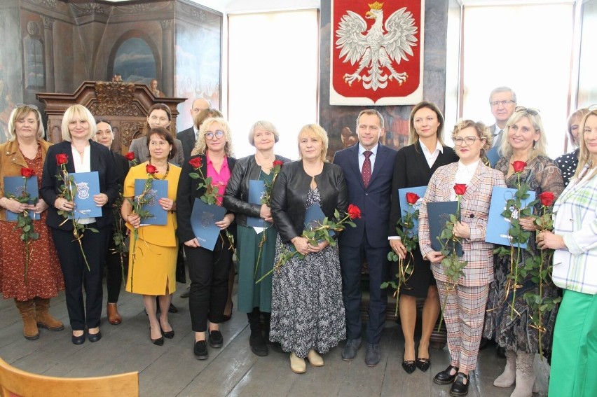 Kilkunastu nauczycieli otrzymało nagrody burmistrza, które...