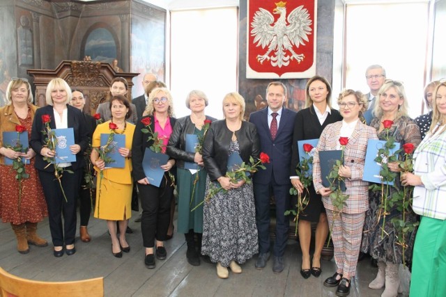 Kilkunastu nauczycieli otrzymało nagrody burmistrza, które Artur Mikiewicz wręczył osobiście w pięknej sali Muzeum Ziemi Chełmińskiej