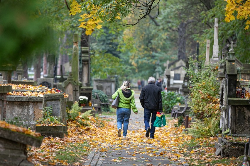 Kraków. Mieszkańcy w weekend zaczęli odwiedzanie grobów bliskich [ZDJĘCIA]