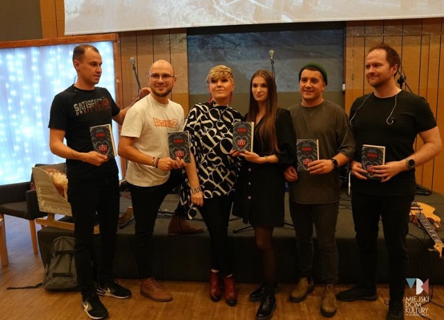 Promocja nowej książki Joanny Gajewczyk   połączona została w Ratuszu z premierą piosenki ,,Sezon zórz” zespołu Planety.