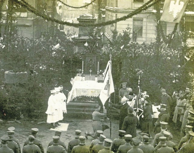 16 stycznia 1919 r. na Rynku sformowany z powstańców 5 Pułk Strzelców Wlkp. otrzymał sztandar ufundowany przez inowrocławian (za ołtarzem widać cokół po zburzonym pomniku Germanii, a dalej wylot ul. Św. Ducha).
