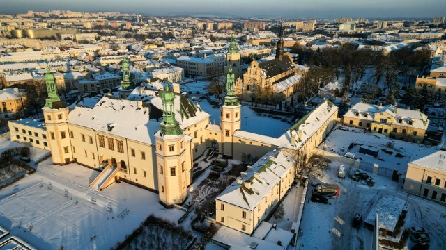 Zobaczcie zdjęcia zaśnieżonych Kielc z drona.