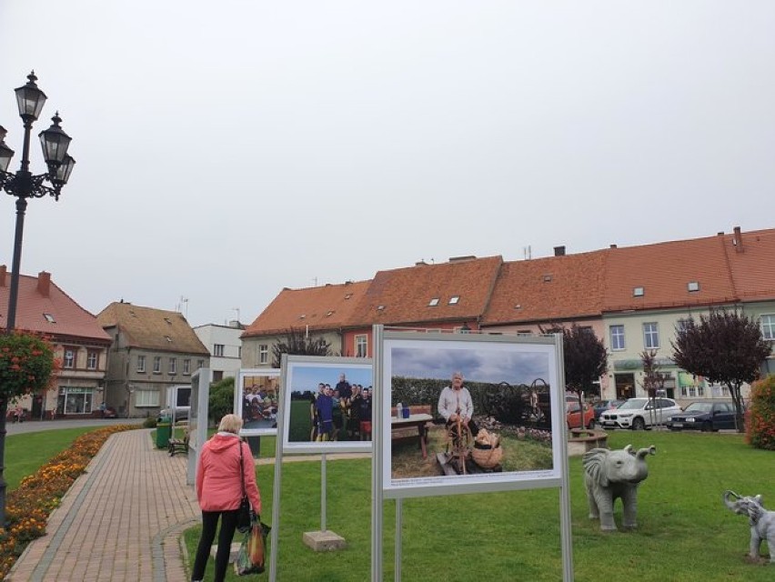 Zwyczajni Niezwyczajni w fotografii. Wystawa na śmigielskim rynku