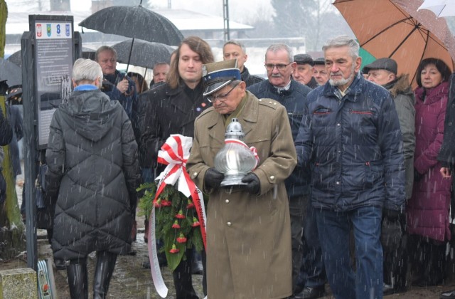 Na cmentarzu w Brzeszczach odbyła się uroczystość upamiętnienia ofiar marszu śmierci więźniów niemieckiego obozu Auschwitz-Birkenau