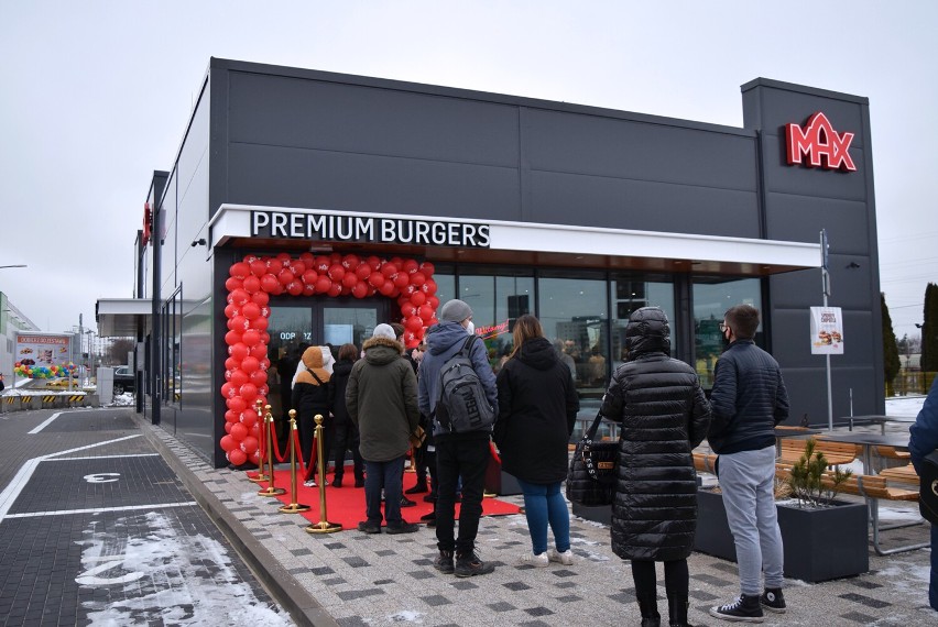 Otwarcie MAX Premium Burgers w Płocku. W lokalu zjawiły się tłumy płocczan, a prezes zdradził, dlaczego nie boi się konkurencji. Zobaczcie, jak było