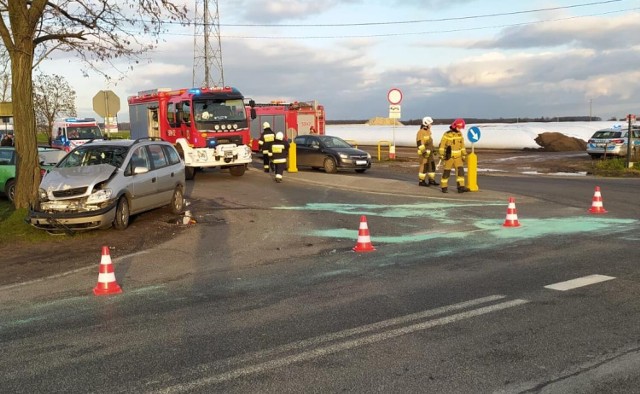 Zderzenie opla z audi w Samszycach w gminie Osięciny