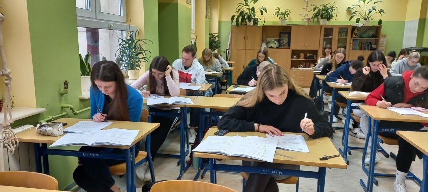 Matura próbna 2024 z matematyki w Liceum Ogólnokształcącym imienia księdza kardynała Stefana Wyszyńskiego w Staszowie