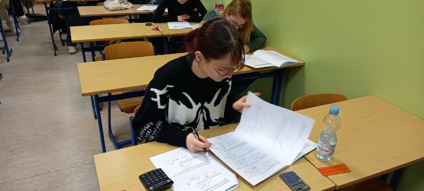 Matura próbna 2024 z matematyki w Liceum Ogólnokształcącym imienia księdza kardynała Stefana Wyszyńskiego w Staszowie