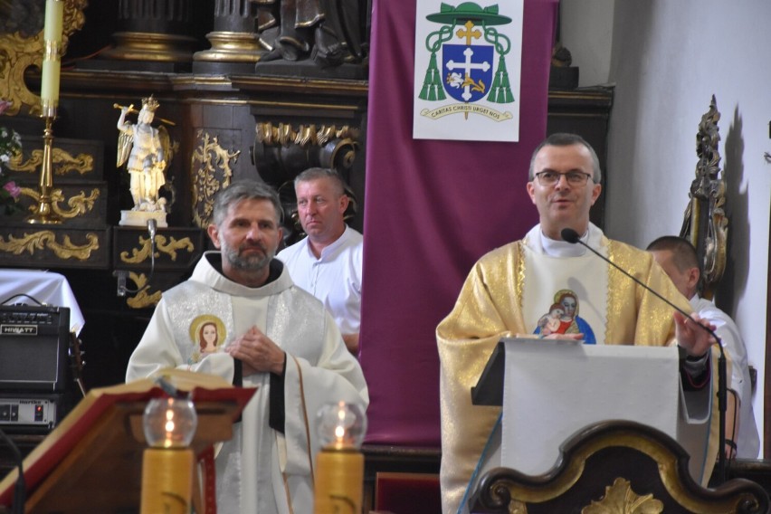 Uroczysta msza św. z okazji 400-lecia franciszkanów oraz 300-lecia konsekracji kościoła w Choczu. Biskup poświęcił pamiątkową tablicę