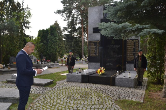 Na cmentarzu komunalnym przed pomnikiem zamordowanych w Katyniu