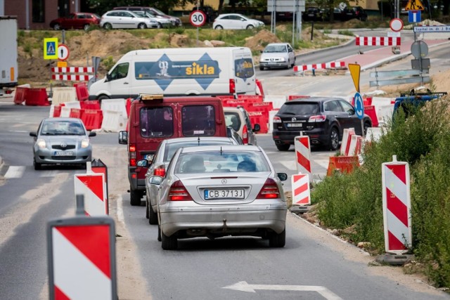 Okres wakacyjny to najlepszy czas na prowadzenie inwestycji drogowych. Widać to gołym okiem w Bydgoszczy, gdzie drogowcy pracują właściwie w każdej części miasta. Przygotowaliśmy listę najważniejszych remontów, które obecnie trwają w naszym mieście. Zobaczcie, gdzie się buduje w Bydgoszczy!



Enea Triathlon Bydgoszcz 2018



