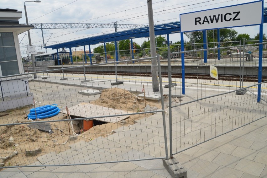 Rawicz. Wielki remont na kolei. Jak obecnie wygląda dworzec PKP w Rawiczu? [ZDJĘCIA]