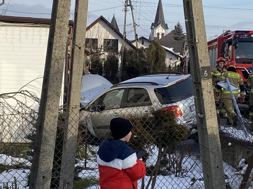 Wypadek w Rybarzowicach (pow. bielski). Samochód uderzył w budynek. Spore utrudnienia na ul. Beskidzkiej