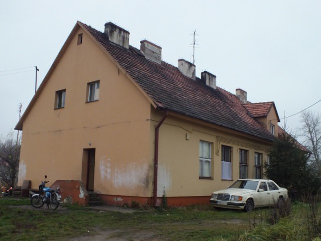 To w tym domu w Roździnie pijana matka upuściła dziecko na podłogę