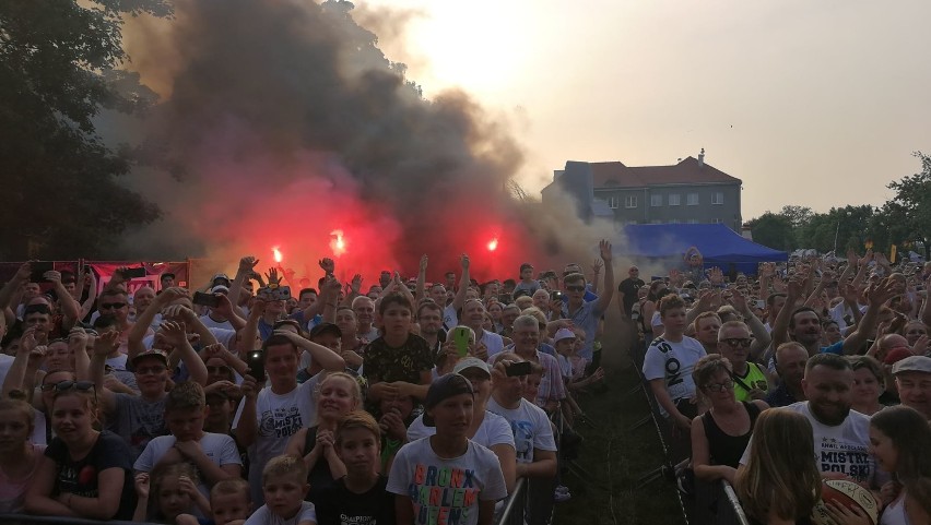 Dni Włocławka 2019. Anwil Włocławek - koszykarscy mistrzowie Polski na scenie na Bulwarach. Przyjechali odkrytym autobusem [zdjęcia]