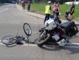 Wypadek w Krzyżowicach. Zderzenie motocyklisty z 10-latkiem na rowerze. Nieprzytomny chłopiec trafił do szpitala