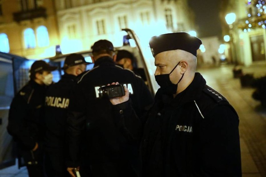 Legitymowanie przez policję na rynku w Piotrkowie,...