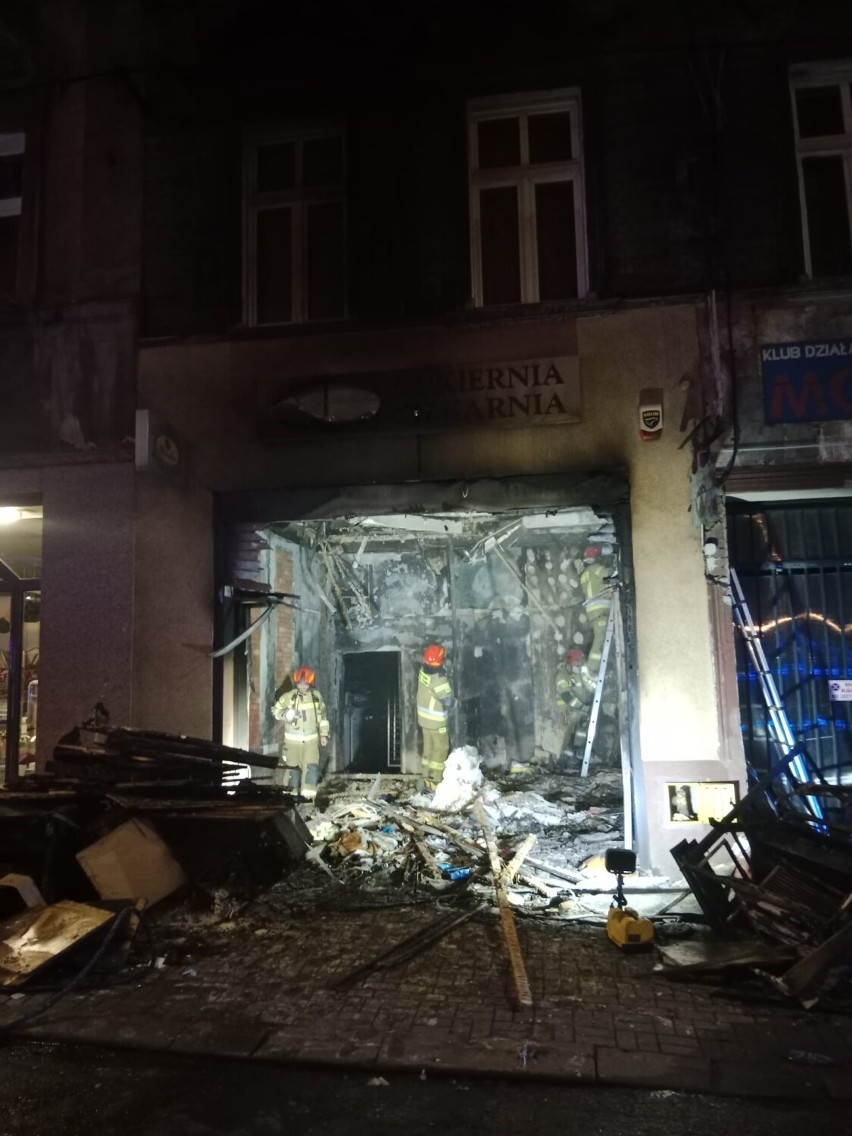 Pożar piekarni w Bytomiu. Lokal znajdujący się na parterze budynku przy ul. Piekarskiej zajął się ogniem. Nikt nie ucierpiał
