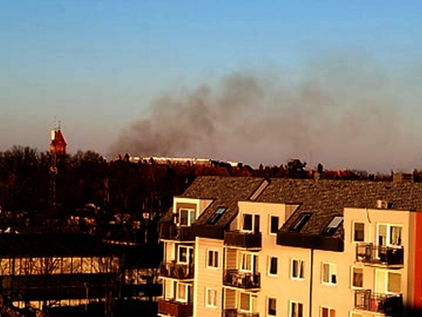 Wrocław. Duży pożar na zachodzie miasta. Widać kłęby czarnego dymu...