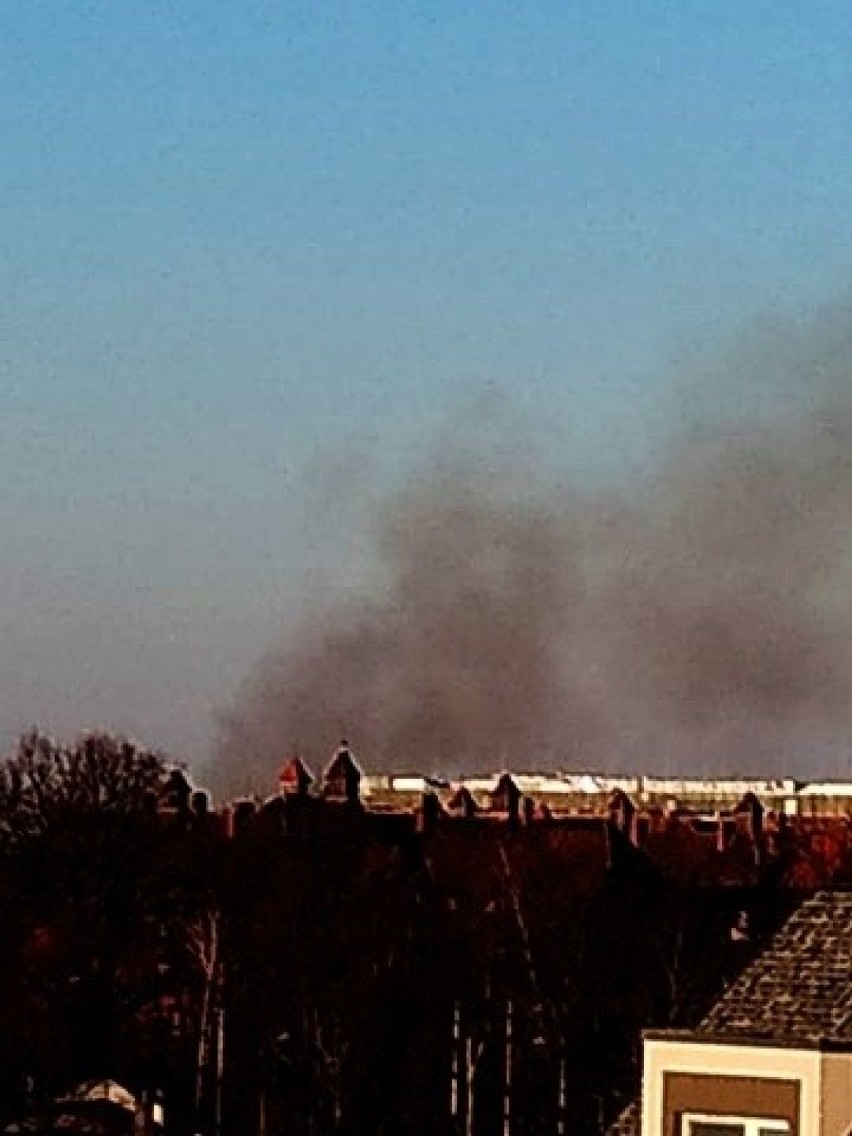 Wrocław. Duży pożar na zachodzie miasta. Widać kłęby czarnego dymu...