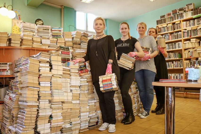 Przeprowadzka lublinieckiej biblioteki do nowej siedziby.