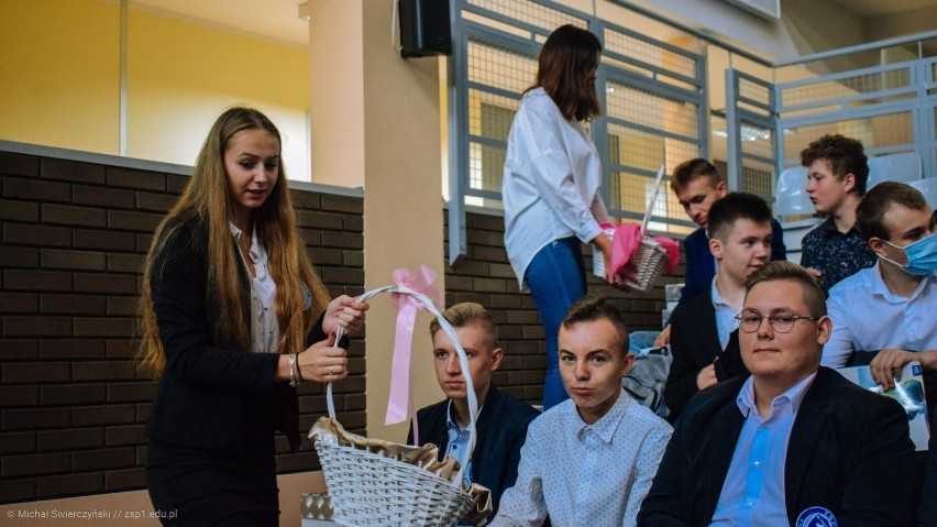 Dzień Chłopaka w Tomaszowie. Uczennice Mechanika zrobiły szkolnym kolegom niespodziankę [ZDJĘCIA]