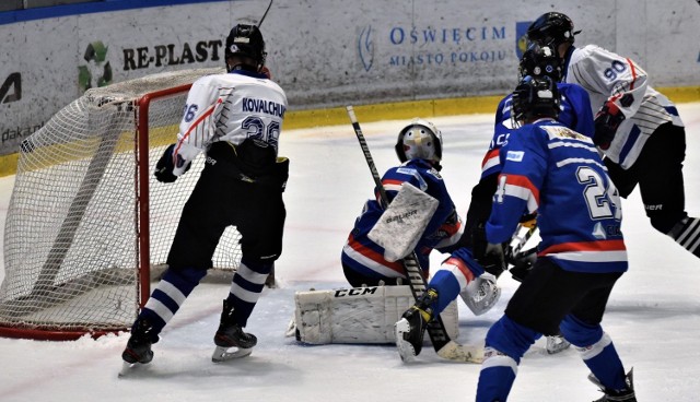 Kwalifikacja do hokejowej olimpiady młodzieży w Oświęcimiu; UKH Unia Oświęcim - Niedźwiadki Sanok 6:2. Na zdjęciu: Igor Nikolevicz (nr 90) strzela swoją drugą, a czwartą bramkę dla Unii, zamykającą pierwszą tercję.