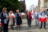 Parlamentarzystki Prawa i Sprawiedliwości rozdawały flagi w Legnicy, zobaczcie zdjęcia