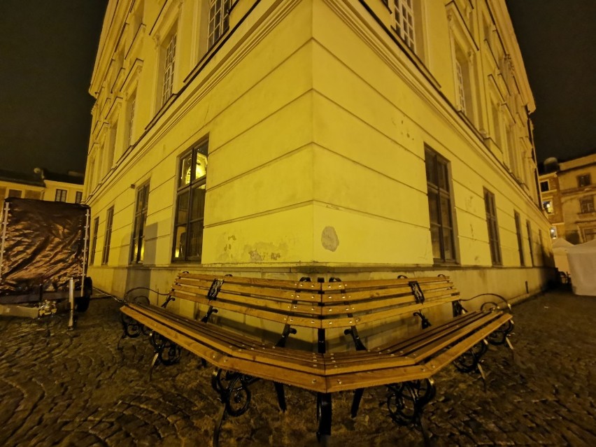 Stare Miasto w Lublinie z nowym ławeczkami. Takich jeszcze w tym miejscu nie było. Zobaczcie zdjęcia