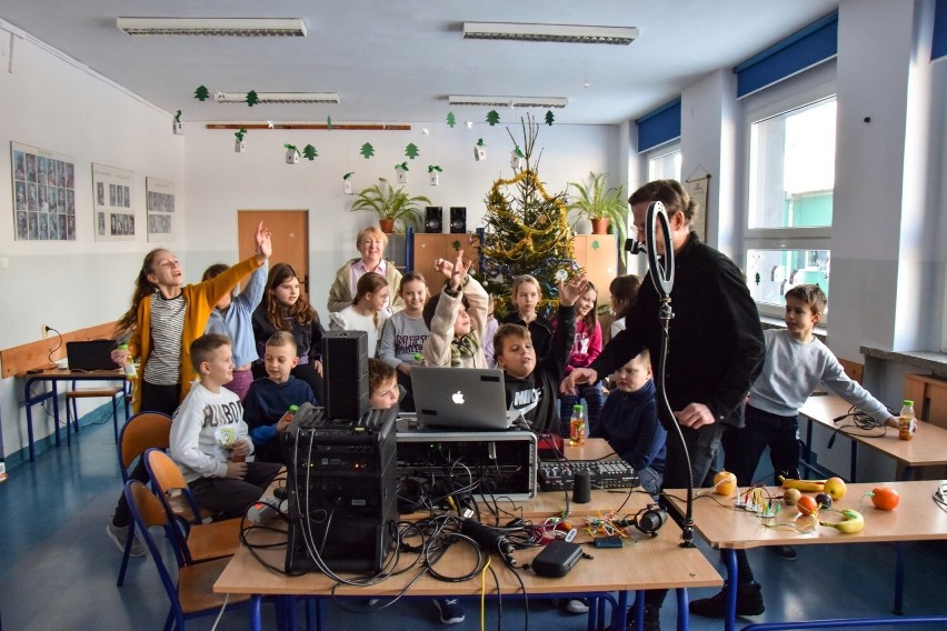 Producent muzyczny BIØS wyjawił uczniom szkoły podstawowej tajniki swojej pracy