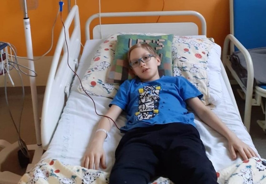 10-letni Igorek Pełczyński z Poddębic zmaga się z rzadką chorobą krwi. Potrzebna jest pomoc