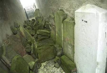 Kórnickie Ucho Igielne znajdujące się między dwoma kamienicami wypełniają dziś kamienie nagrobne z żydowskiego cmentarza.