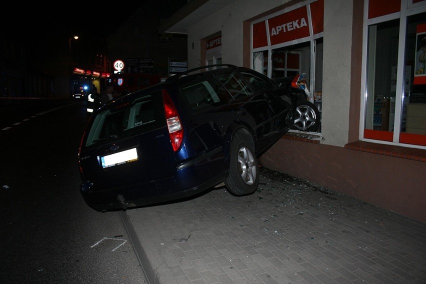 Wypadek w Sępólnie Krajeńskim na Hallera. Auto wjechało w aptekę. Trzy osoby ranne [ZDJĘCIA]