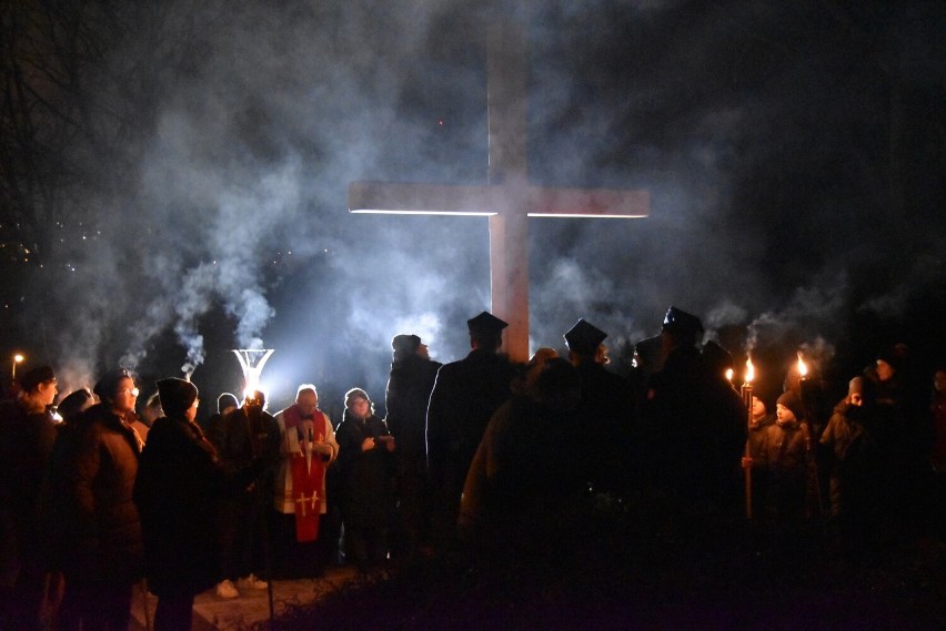 W Drodze Krzyżowej ulicami Gorzowa szło kilkuset wiernych....