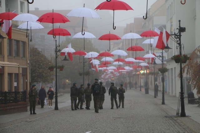 Dekoracje niepodległościowe w miastach. Na zdjęciu Legnica