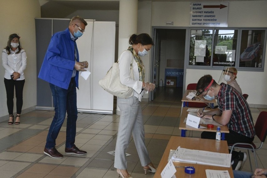 Prezydent Kielc Bogdan Wenta z żoną Iwoną głosowali w Bilczy. Zobaczcie [WIDEO, ZDJĘCIA]