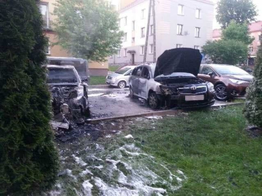 Pięć aut w Skarżysku zostało zniszczonych.