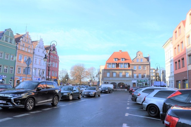 Ile zarabia się w Żaganiu, Gorzowie, Zielonej Górze, Nowej Soli? Pierwsza piątka w zestawieniu dochodów mieszkańców lubuskich miast zaskakuje. Przedstawiamy dane dla wszystkich miast województwa. Sprawdź, gdzie można liczyć na najwyższe wynagrodzenie, a gdzie płace są niższe.


Główny Urząd Statystyczny opublikował właśnie dane dotyczące dochodów mieszkańców miast. Zestawienia powstały na podstawie informacji zawartych w rocznych  zeznaniach PIT. Wynika z nich, że najbogatszych mieszkańców ma Warszawa, Kraków i Łodź, a najmniej zamożnych Gorzów, Opole i Zielona Góra. 

Dane dotyczą roku 2018. 


Zobacz wideo: Wymarłe miasteczko westernowe w Kosinie pod Drezdenkiem
