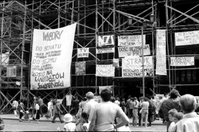 Baner wyborczy wywieszony w maju 1989 r. na rusztowaniu remontowanego Dworu Artusa