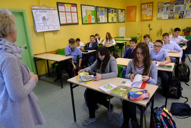 Obecnie nauczyciele nie mogą zlecać uczniom obowiązkowych zadań i wystawiać ocen