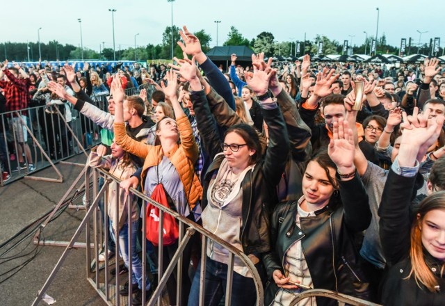 W piątkowy wieczór studenci bawili się przy stadionie Zawiszy. Podczas drugiego dnia juwenaliowych koncertów wystąpiły zespoły SUPPORT, ZEUS, Decapitated, Happysad.


Wideo: Info z Polski 17.05.2018

